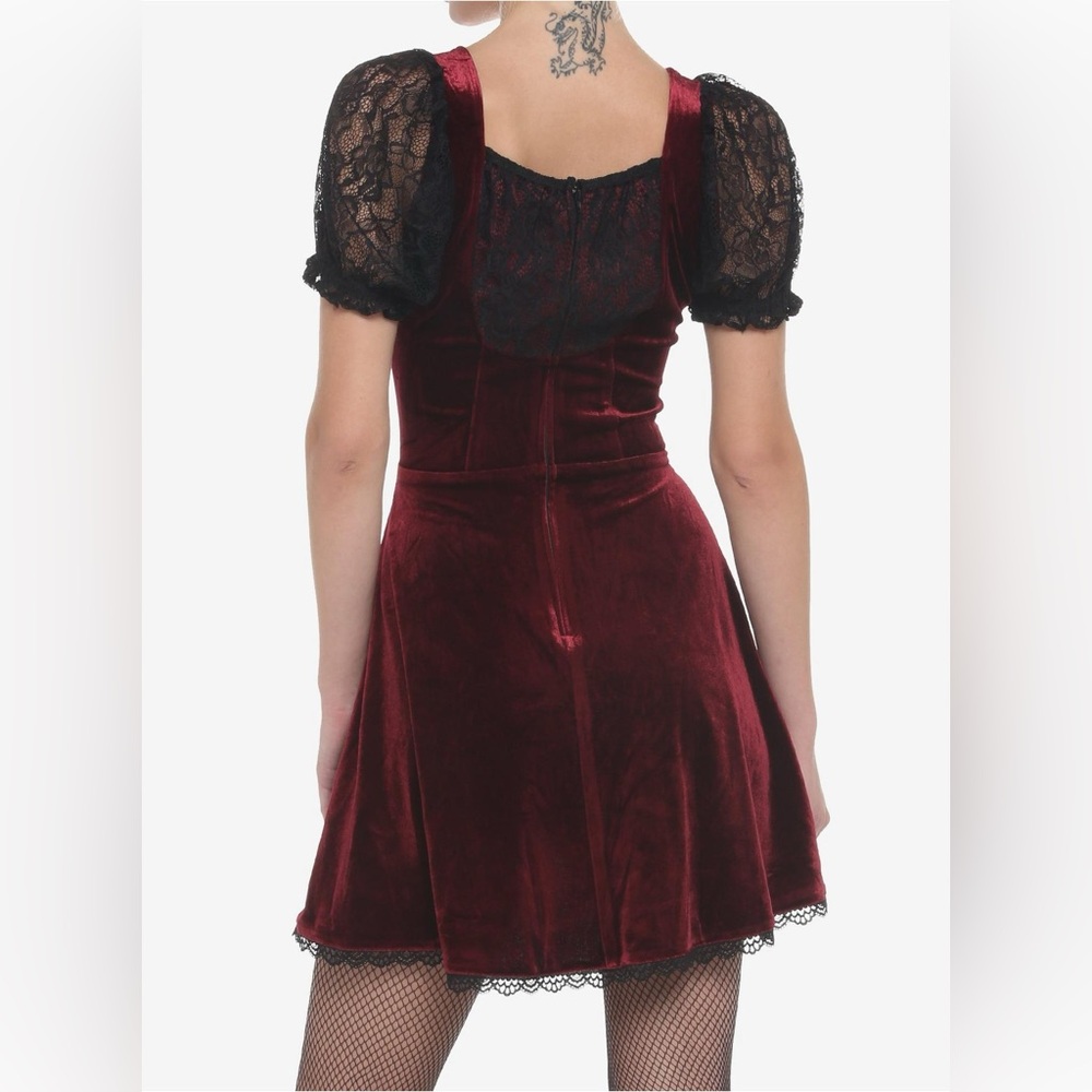 Velvet dress with lace details - Picture 5 of 6